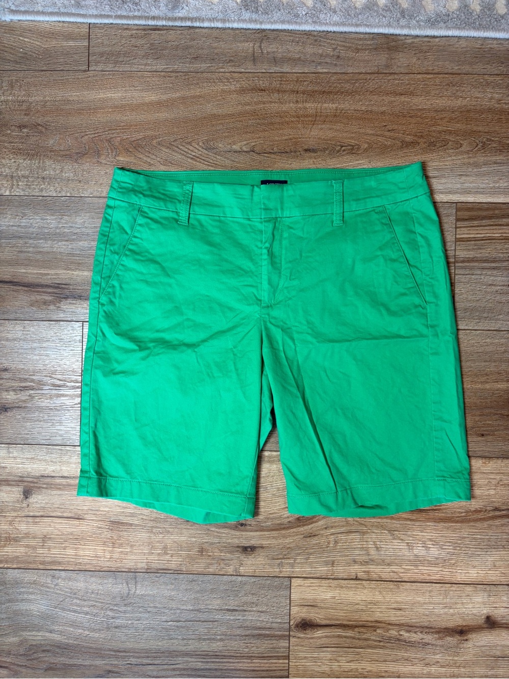 J.Crew women's classic mid-rise stretch vibrant green preppy sailor chino shorts - Picture 2 of 7